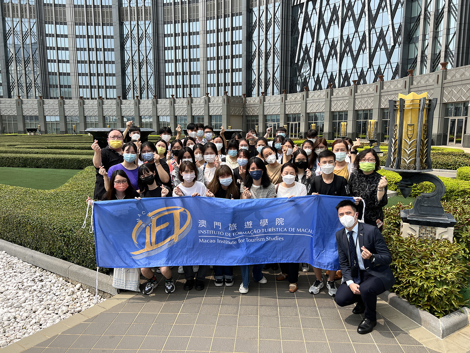 IFTM organised familiarisation tours to Studio City Macau for Year 1 students Expand students’ horizons and enhance exchanges between students and lecturers